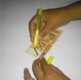 Nota falsa:Esse risco vai ficar escuro pois o reagente não identifica nem o papel nem a tinta de impressão